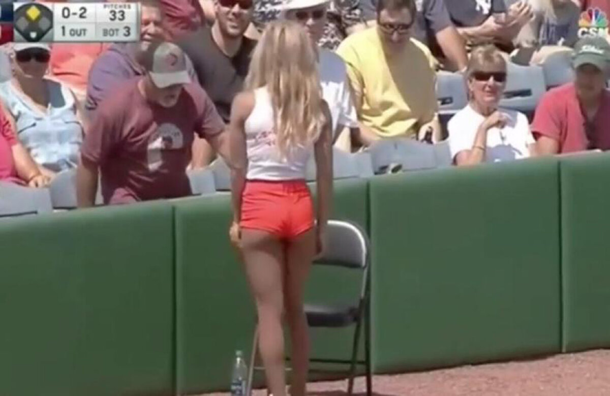 FOTO&VIDEO Ce eroare! Cum a gafat rușinos o fată de mingi: tot stadionul a început să râdă!