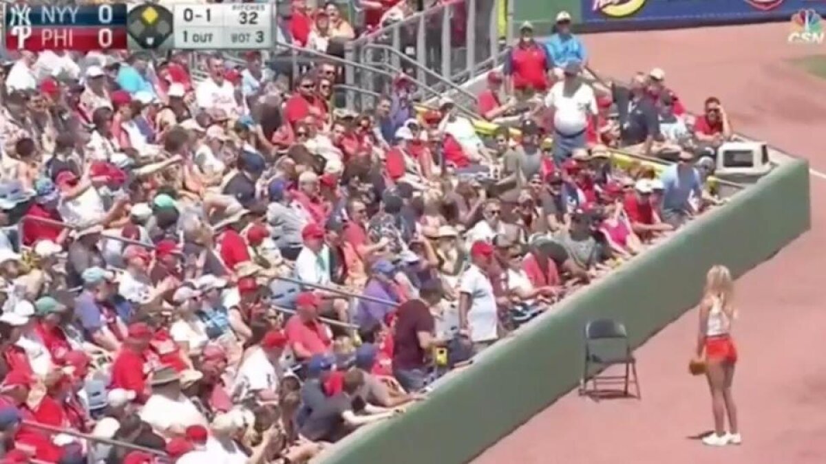 FOTO&VIDEO Ce eroare! Cum a gafat rușinos o fată de mingi: tot stadionul a început să râdă!