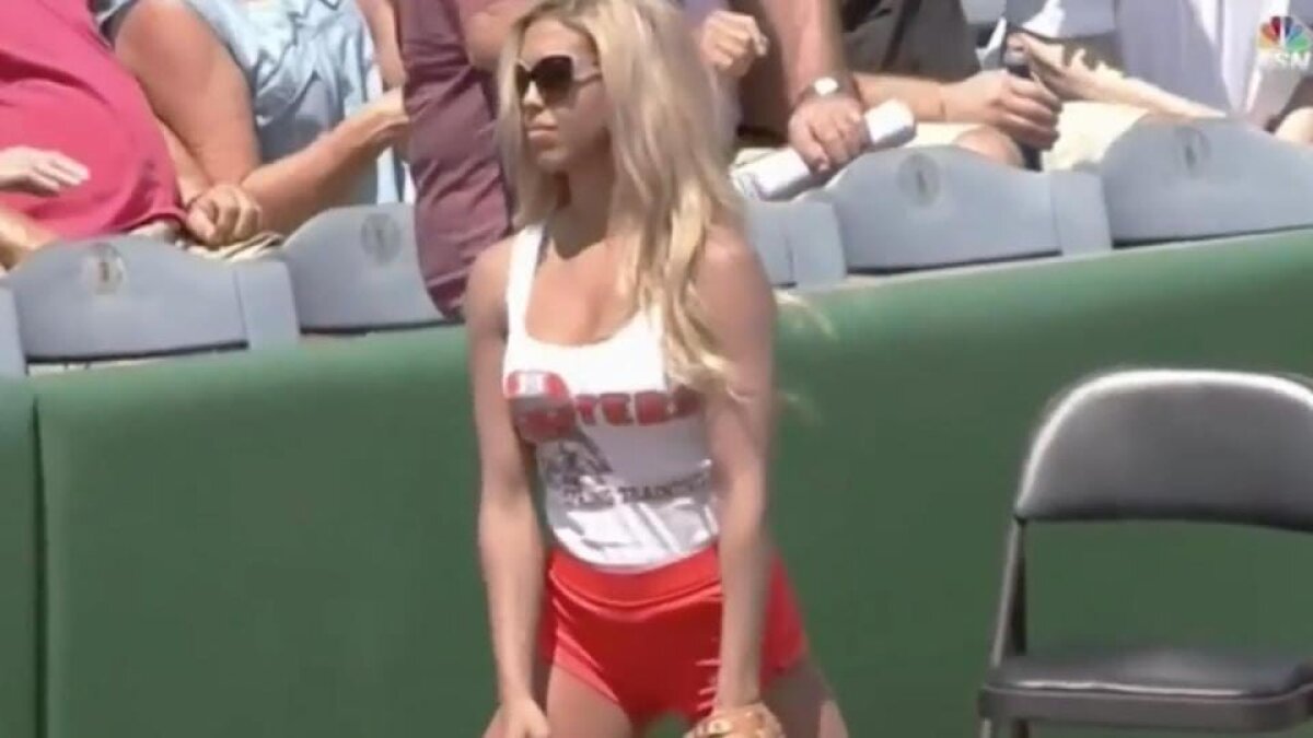 FOTO&VIDEO Ce eroare! Cum a gafat rușinos o fată de mingi: tot stadionul a început să râdă!