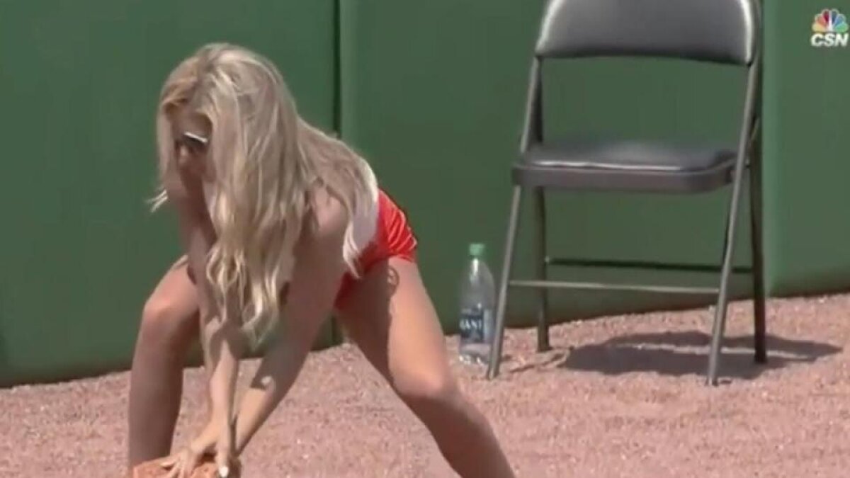 FOTO&VIDEO Ce eroare! Cum a gafat rușinos o fată de mingi: tot stadionul a început să râdă!