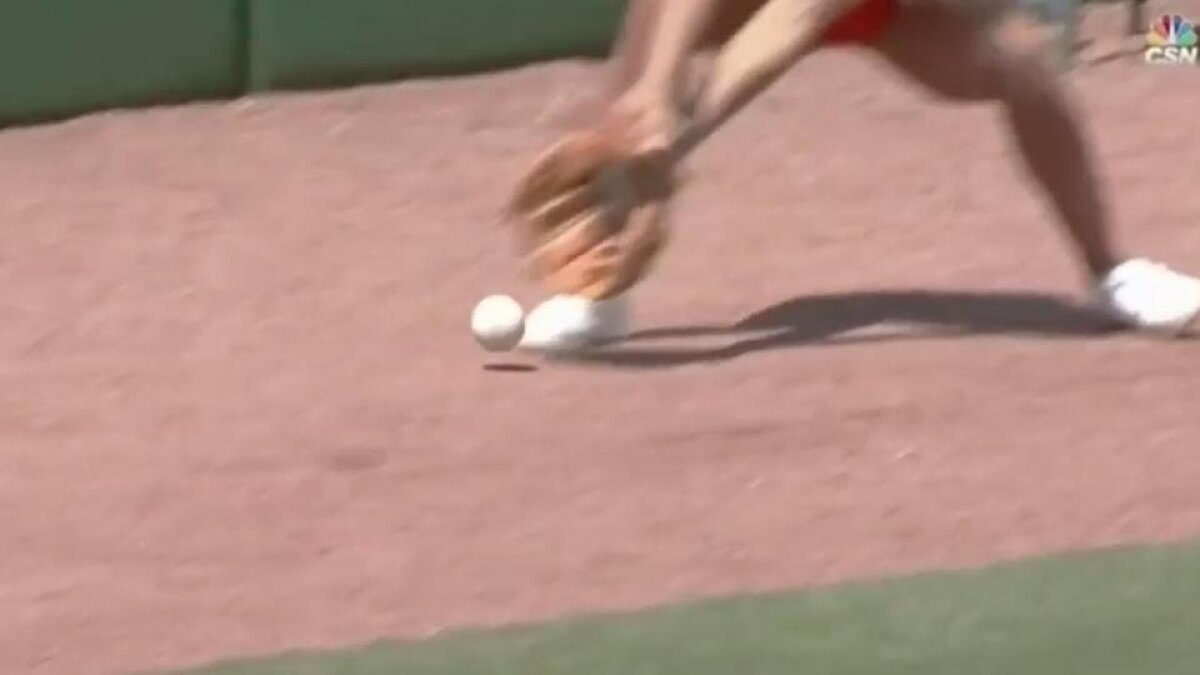 FOTO&VIDEO Ce eroare! Cum a gafat rușinos o fată de mingi: tot stadionul a început să râdă!