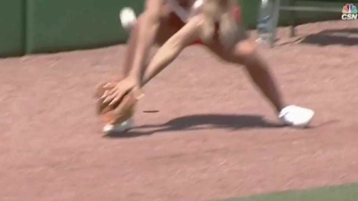 FOTO&VIDEO Ce eroare! Cum a gafat rușinos o fată de mingi: tot stadionul a început să râdă!