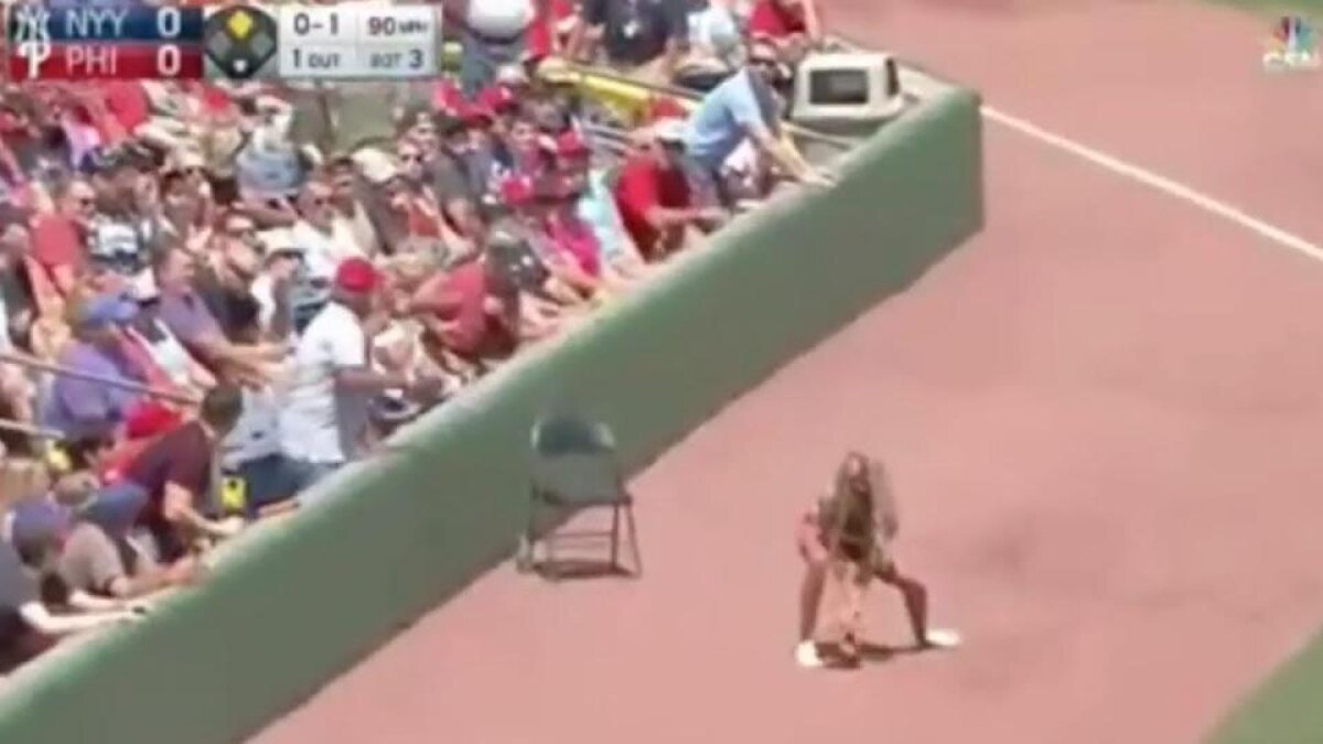 FOTO&VIDEO Ce eroare! Cum a gafat rușinos o fată de mingi: tot stadionul a început să râdă!