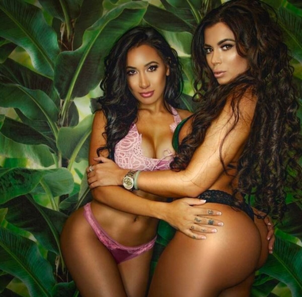 FOTO Prietenia e sexy: top 12 fotomodele care pozează împreună și o fac foarte bine