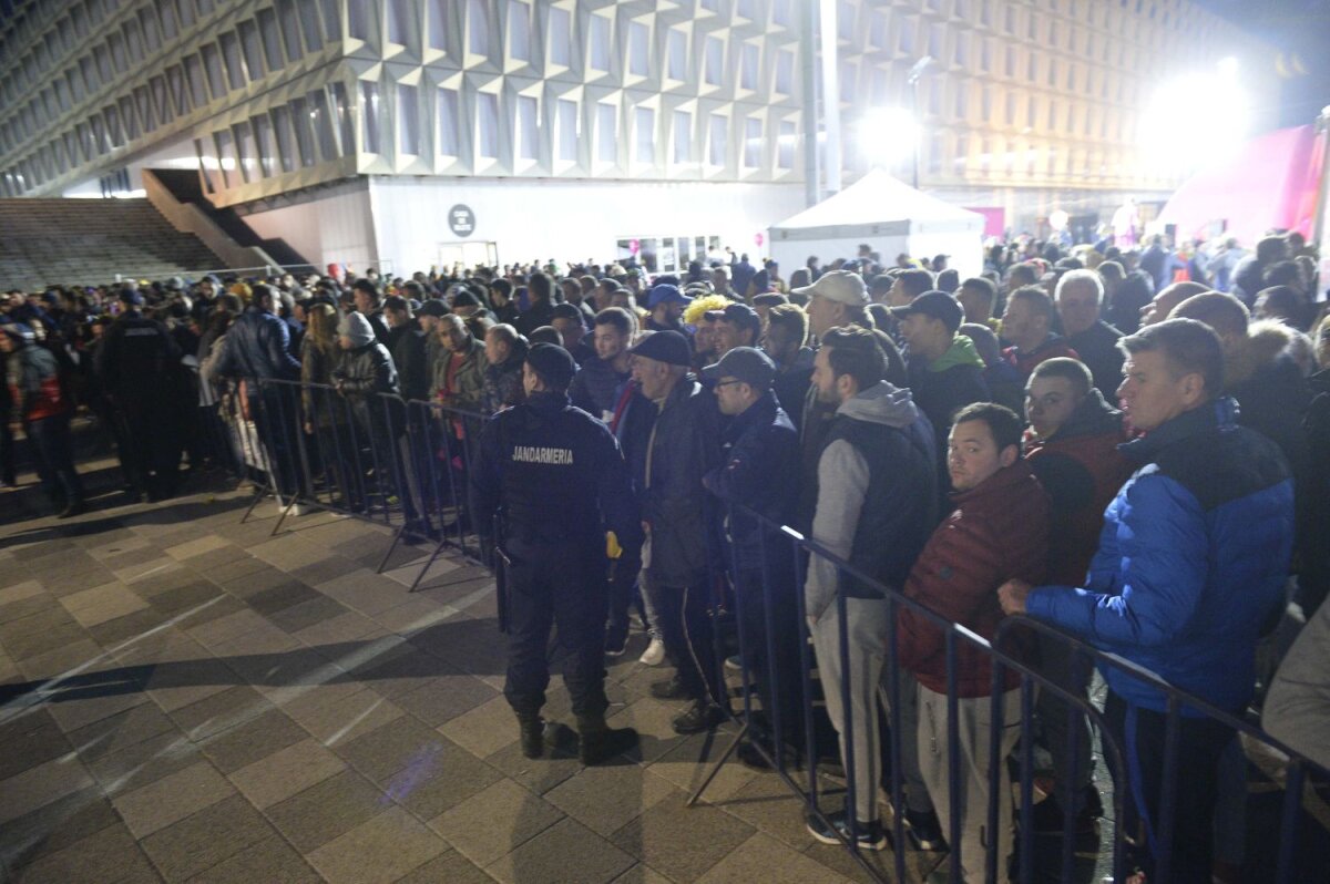 FOTO Când show, când teatru » Suporterii au trăit meciul cu danezii ca o sărbătoare