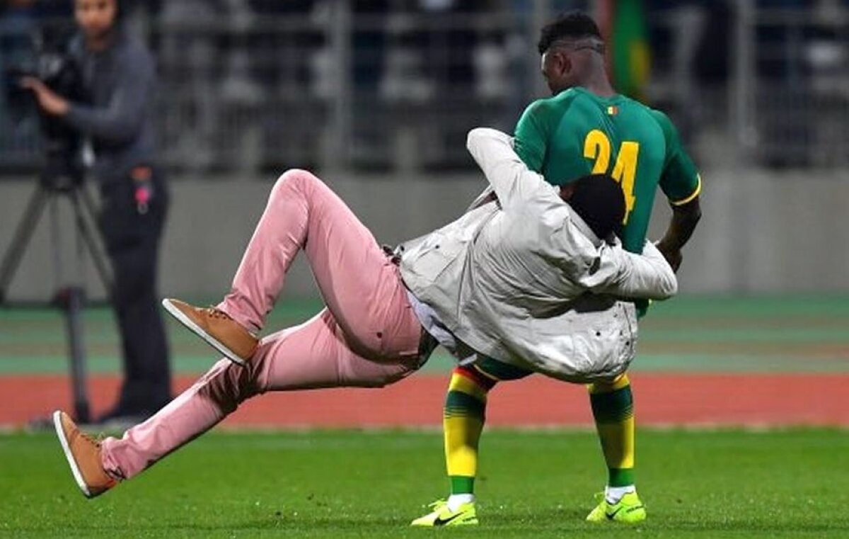 VIDEO + FOTO Teren invadat de fani, jucător placat ca la rugby! » Scene incredibile la Paris