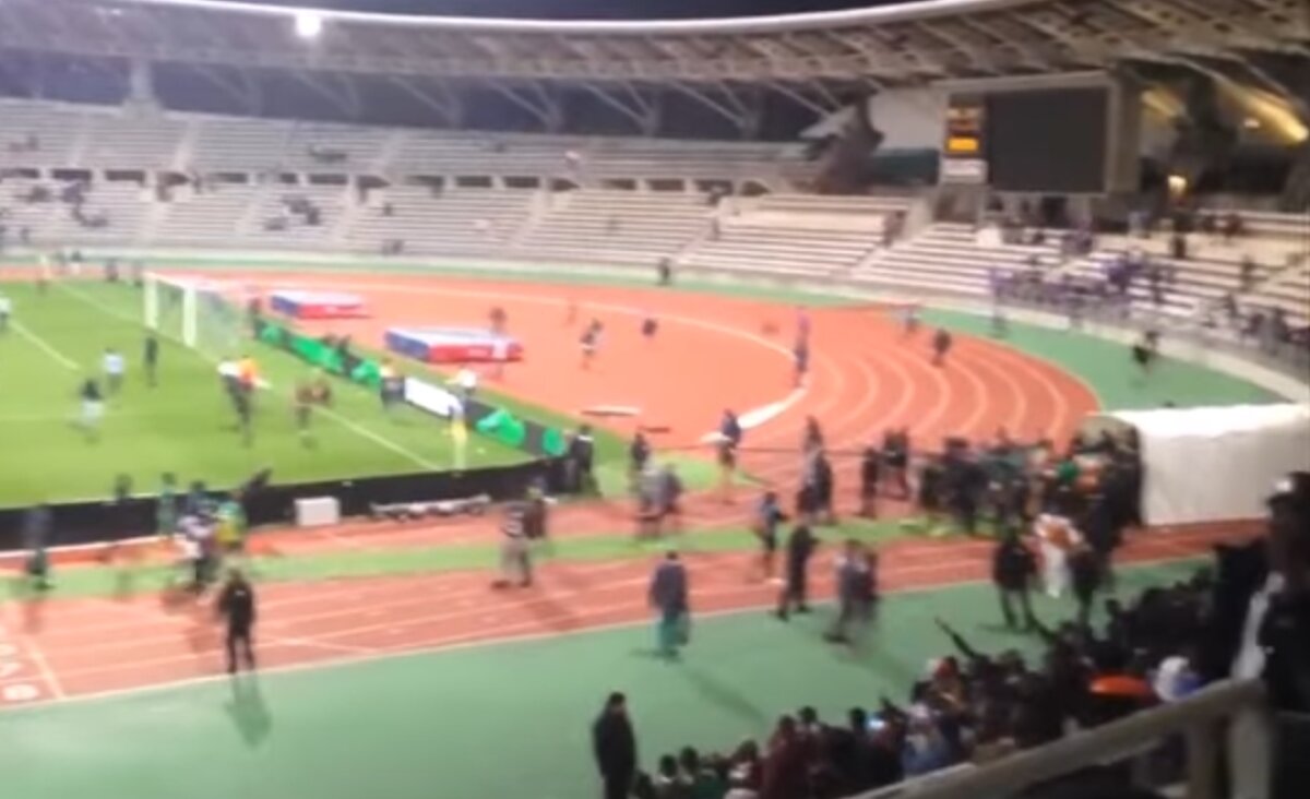 VIDEO + FOTO Teren invadat de fani, jucător placat ca la rugby! » Scene incredibile la Paris