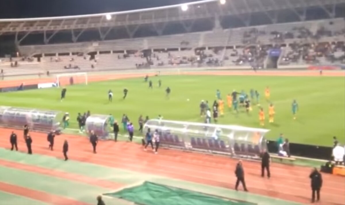 VIDEO + FOTO Teren invadat de fani, jucător placat ca la rugby! » Scene incredibile la Paris