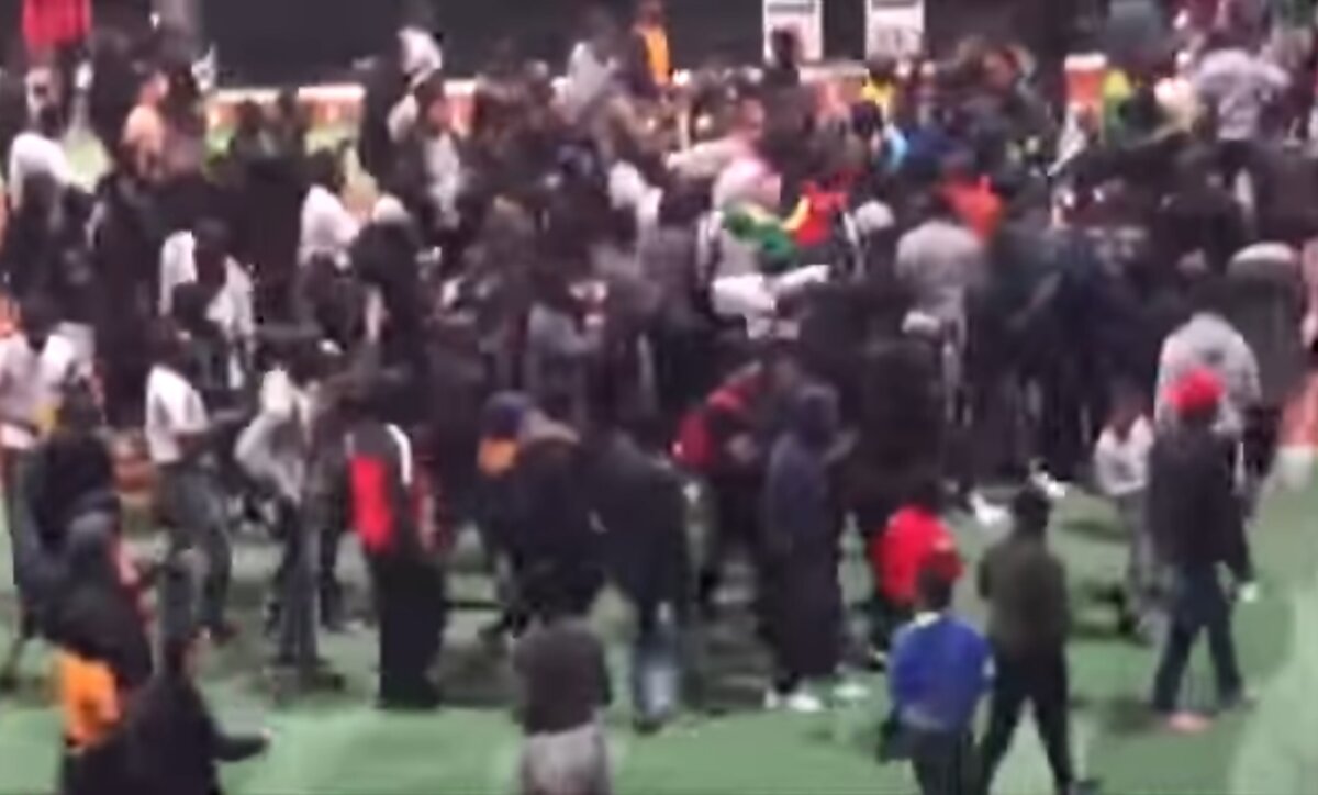 VIDEO + FOTO Teren invadat de fani, jucător placat ca la rugby! » Scene incredibile la Paris