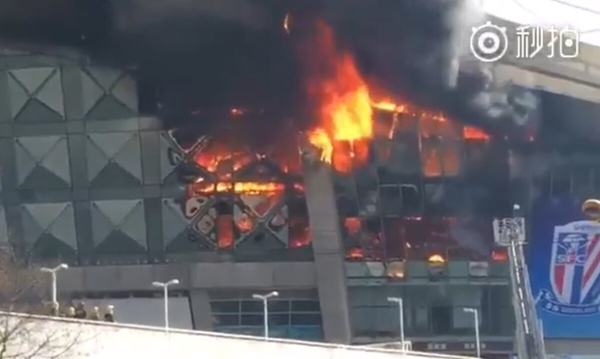 VIDEO + FOTO Stadionul celui mai bine plătit jucător din lume a luat foc! Imagini dramatice din această dimineață