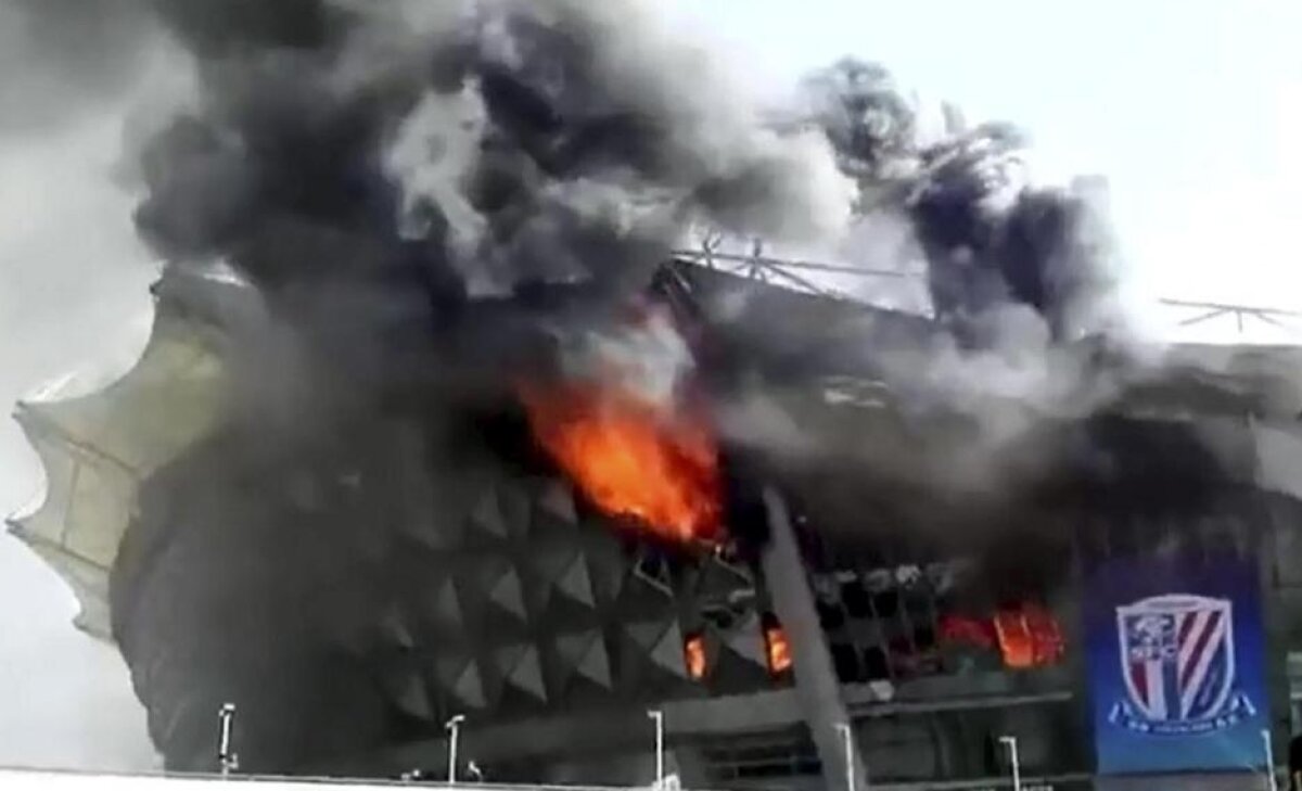 VIDEO + FOTO Stadionul celui mai bine plătit jucător din lume a luat foc! Imagini dramatice din această dimineață