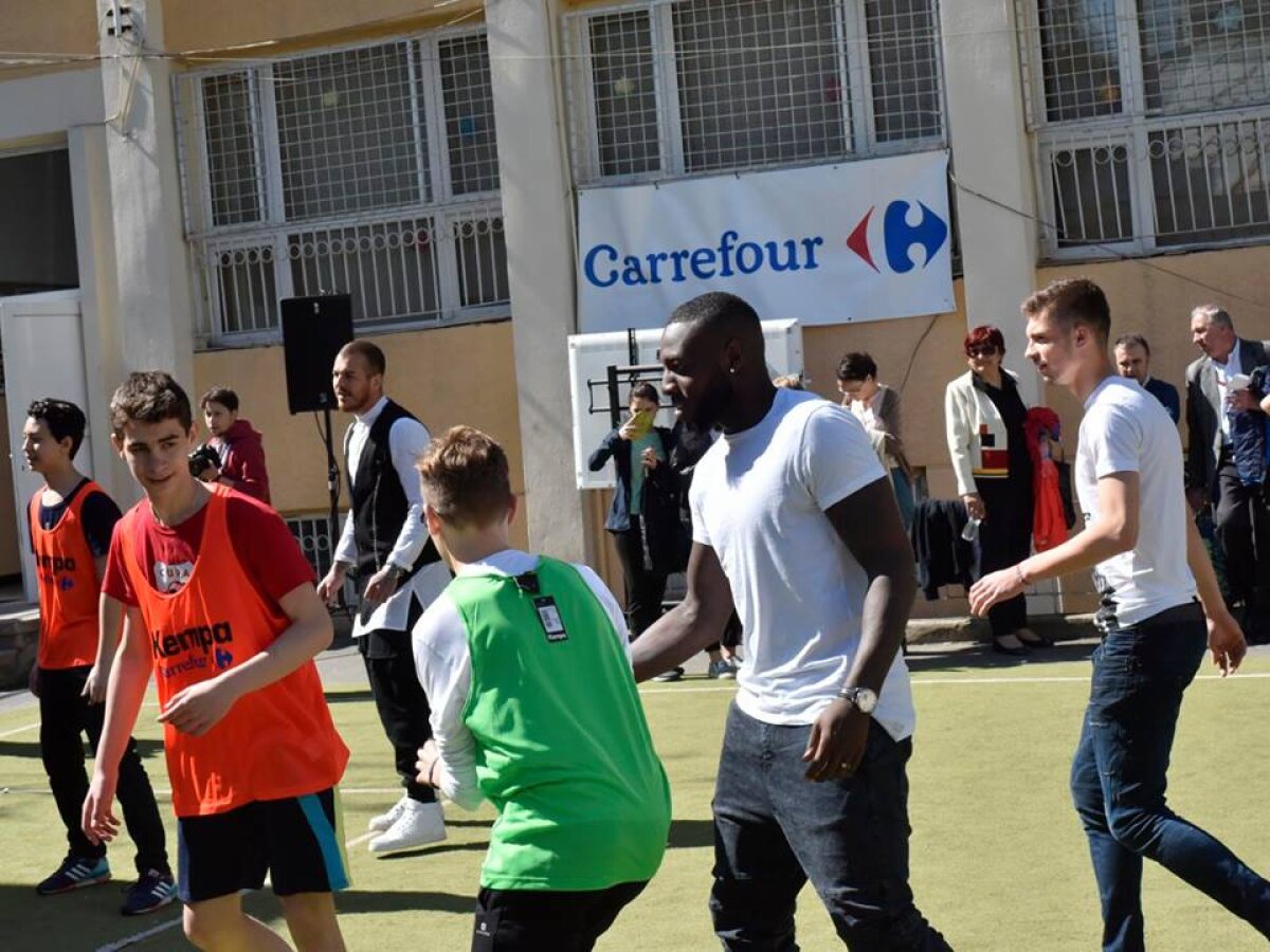 VIDEO + GALERIE FOTO Acțiune a Stelei la o școală din București 