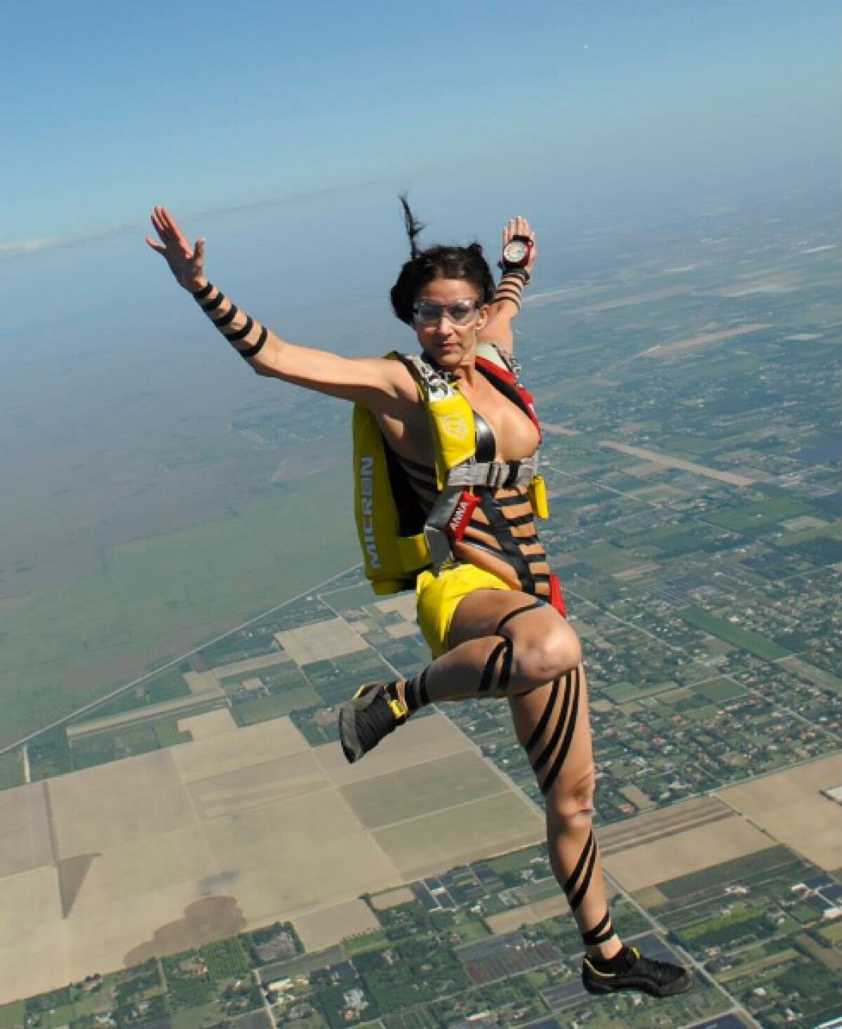 FOTO O fată curajoasă: susține Franța și are peste 1.450 salturi cu parașuta!