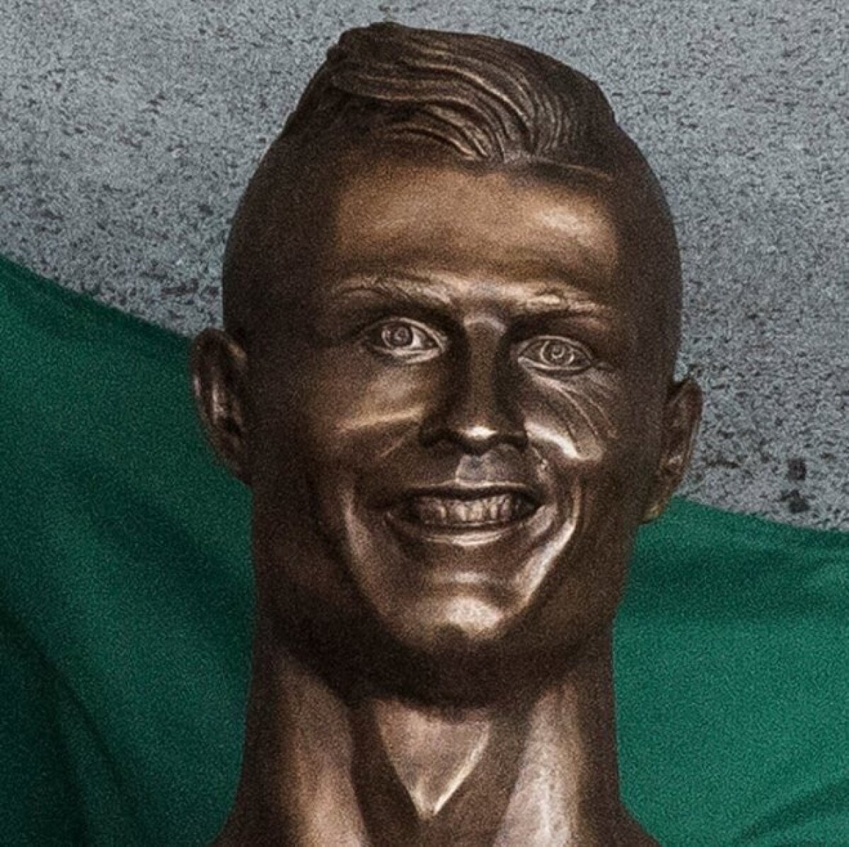 FOTO You had one job :) Noua statuie a lui Ronaldo a cucerit internetul » Cele mai tari 5 glume
