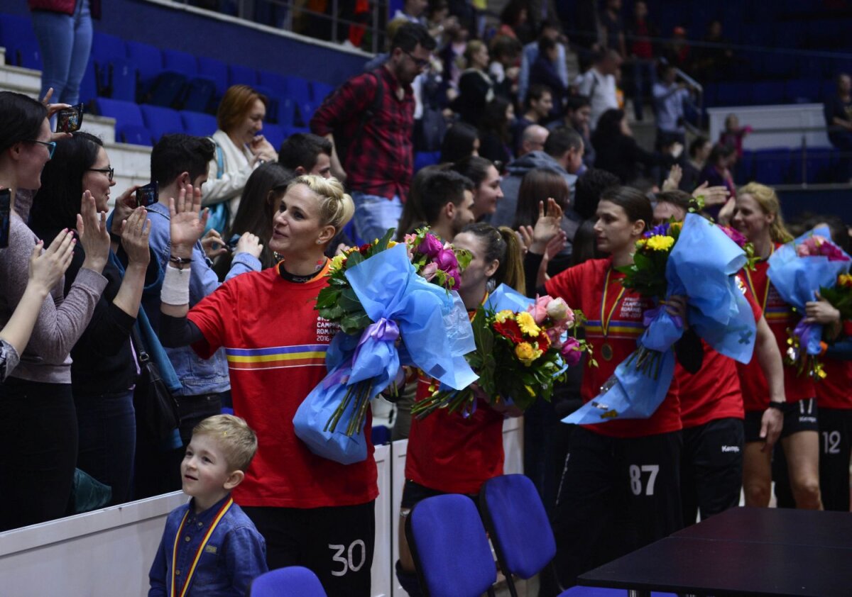 FOTO O campioană anunțată » CSM București a cucerit al treilea titlu consecutiv la handbal feminin 