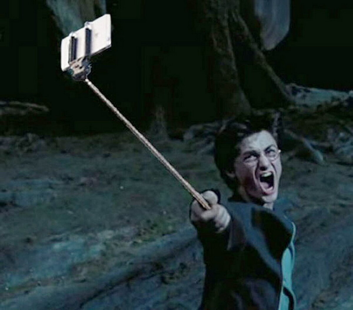 GALERIE FOTO » Cum ar arată filmele dacă personajele ar avea selfie sticks în loc de arme