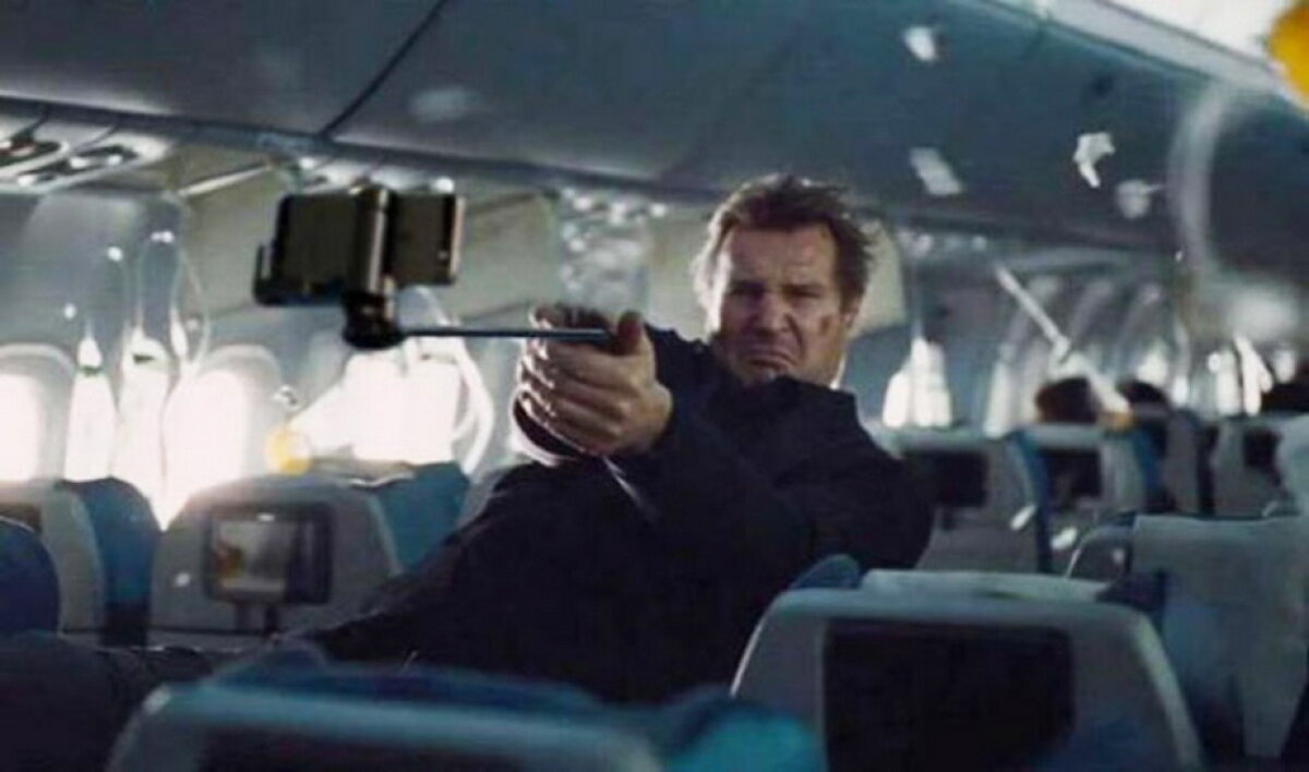 GALERIE FOTO » Cum ar arată filmele dacă personajele ar avea selfie sticks în loc de arme