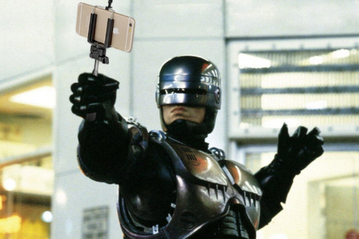 GALERIE FOTO » Cum ar arată filmele dacă personajele ar avea selfie sticks în loc de arme
