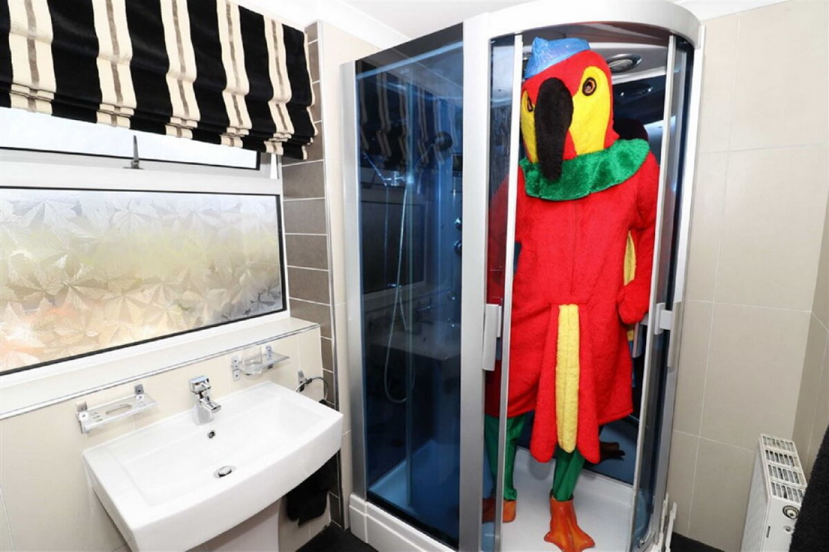 GALERIE FOTO » S-a îmbrăcat în papagal pentru a reuși să vândă o casă