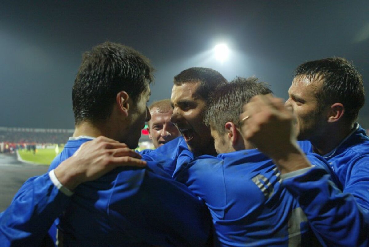 GALERIE FOTO Fără cola, dar cu noroi, torțe sau Hîldan și Adi Ilie pe teren! 50 de imagini care arată ce era cu adevărat un derby în România