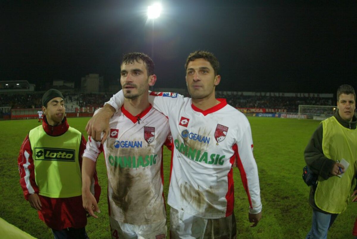 GALERIE FOTO Fără cola, dar cu noroi, torțe sau Hîldan și Adi Ilie pe teren! 50 de imagini care arată ce era cu adevărat un derby în România