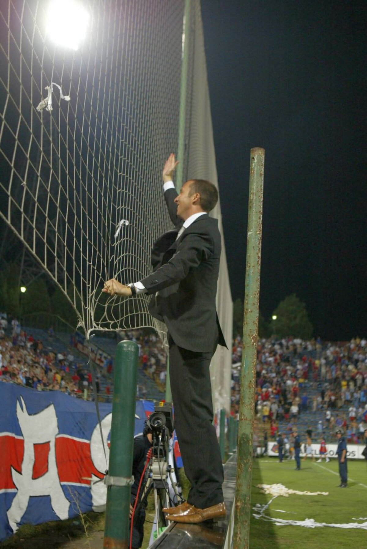 GALERIE FOTO Fără cola, dar cu noroi, torțe sau Hîldan și Adi Ilie pe teren! 50 de imagini care arată ce era cu adevărat un derby în România