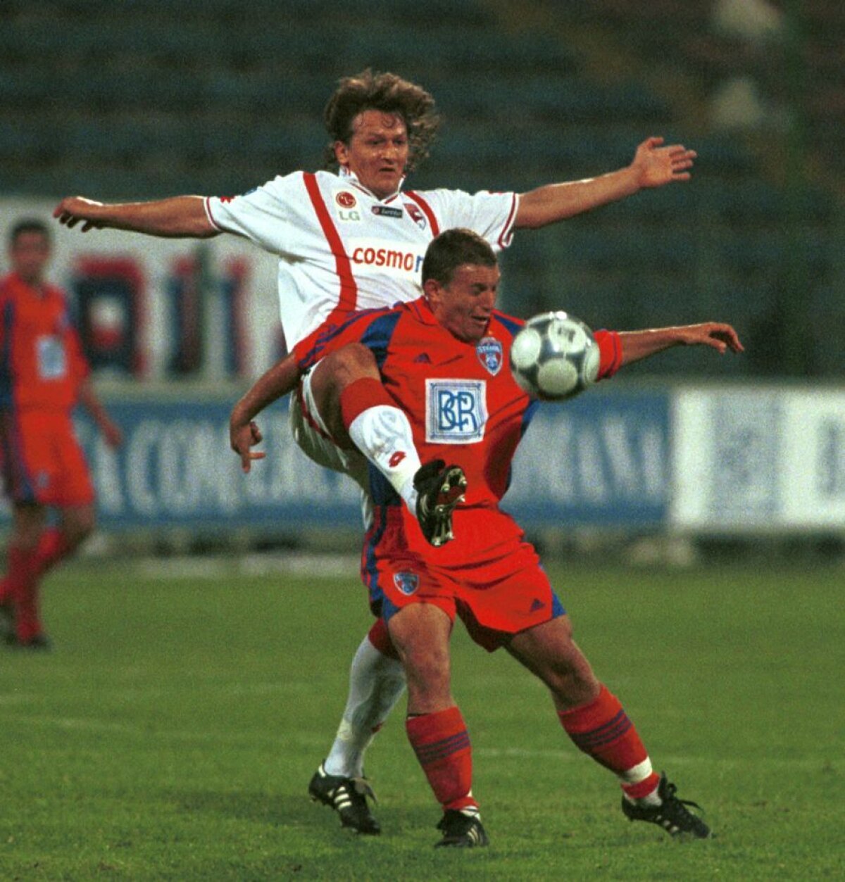 GALERIE FOTO Fără cola, dar cu noroi, torțe sau Hîldan și Adi Ilie pe teren! 50 de imagini care arată ce era cu adevărat un derby în România