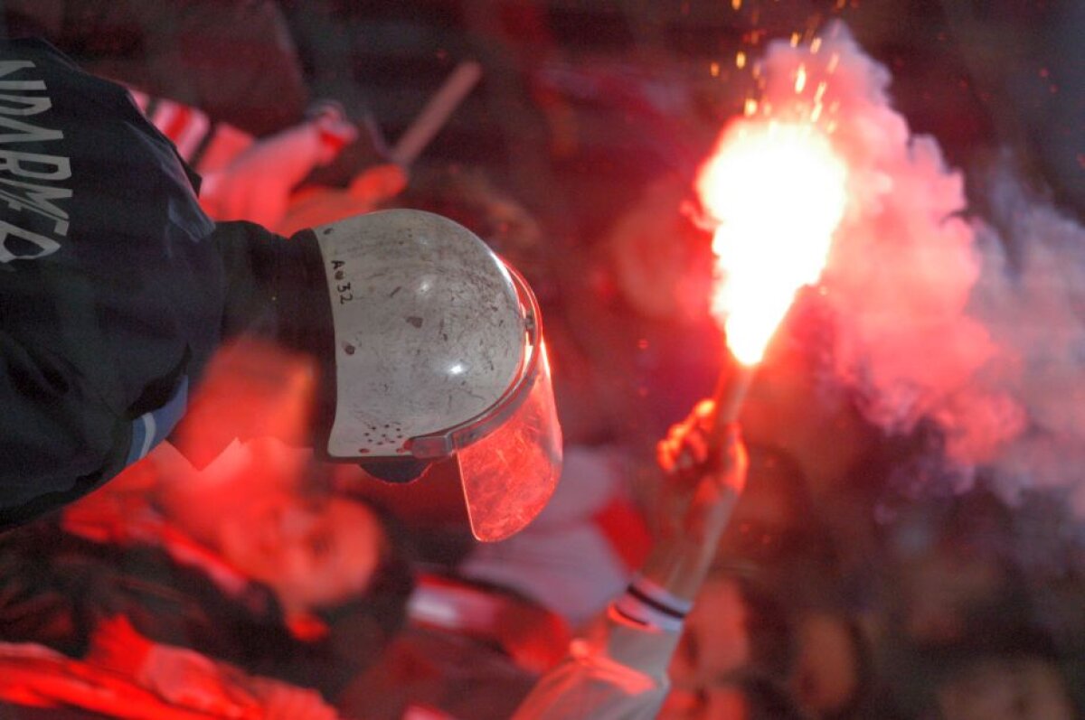 GALERIE FOTO Fără cola, dar cu noroi, torțe sau Hîldan și Adi Ilie pe teren! 50 de imagini care arată ce era cu adevărat un derby în România