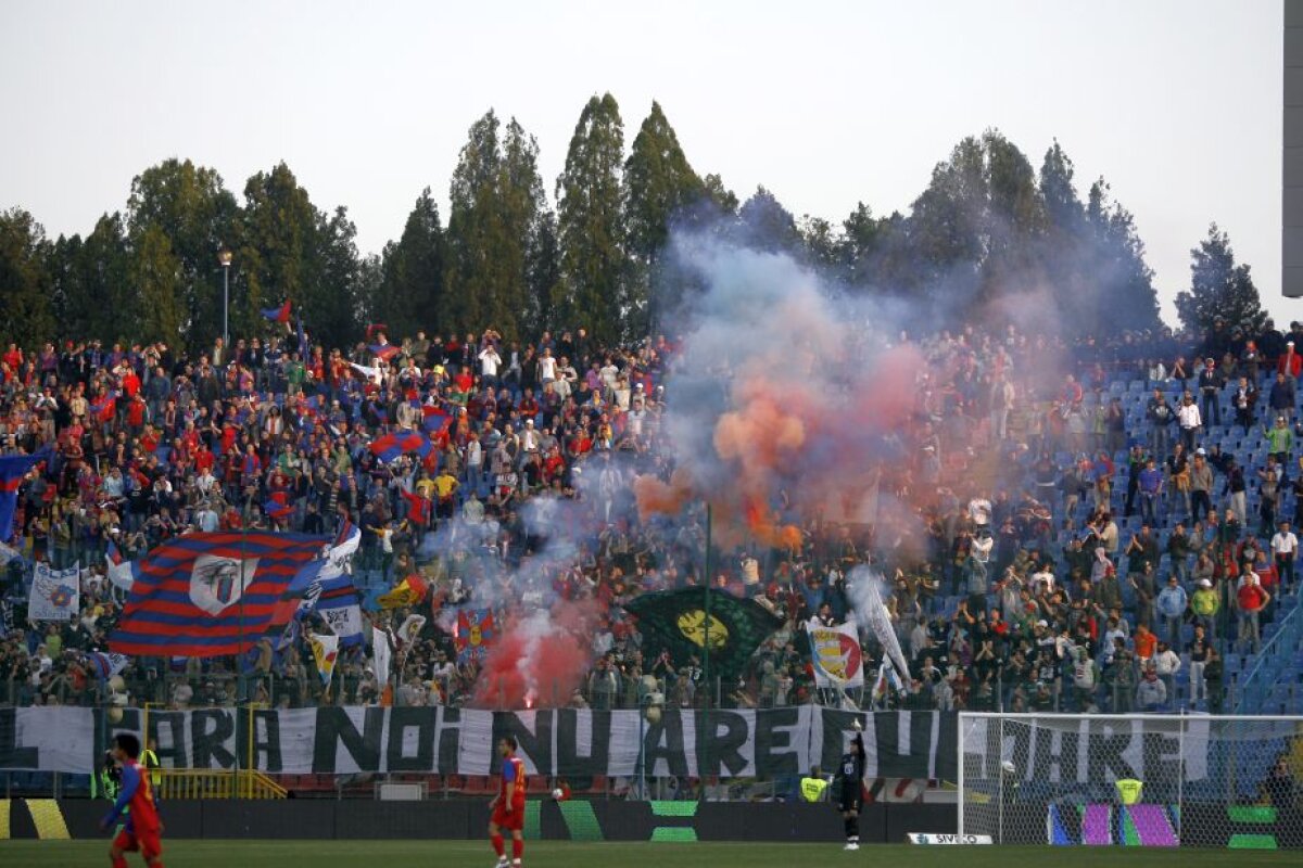 GALERIE FOTO Fără cola, dar cu noroi, torțe sau Hîldan și Adi Ilie pe teren! 50 de imagini care arată ce era cu adevărat un derby în România
