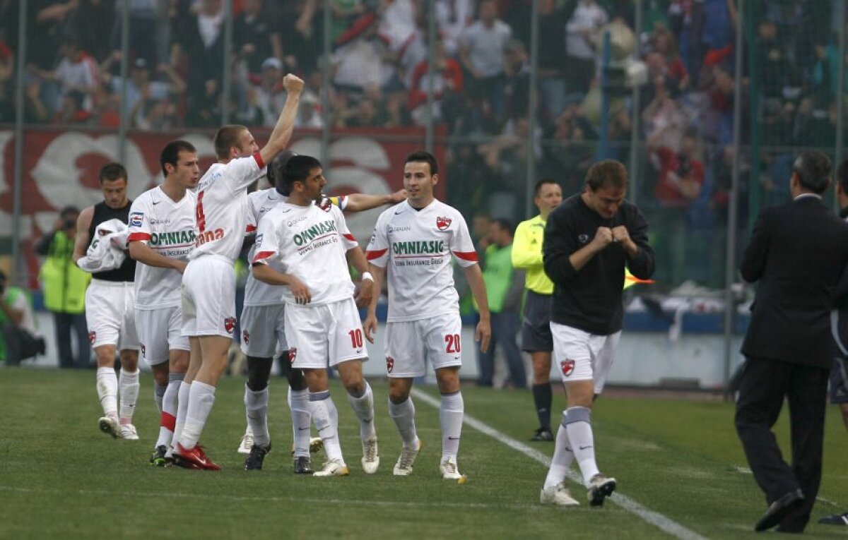 GALERIE FOTO Fără cola, dar cu noroi, torțe sau Hîldan și Adi Ilie pe teren! 50 de imagini care arată ce era cu adevărat un derby în România