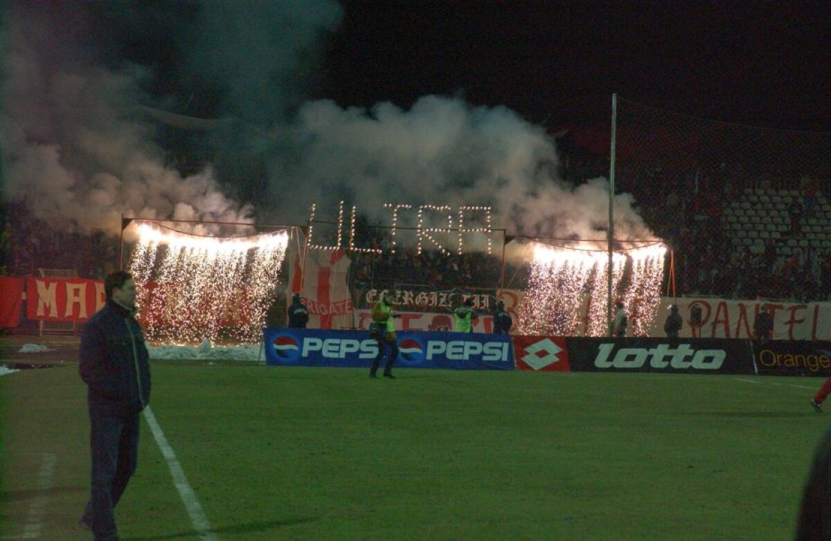 GALERIE FOTO Fără cola, dar cu noroi, torțe sau Hîldan și Adi Ilie pe teren! 50 de imagini care arată ce era cu adevărat un derby în România