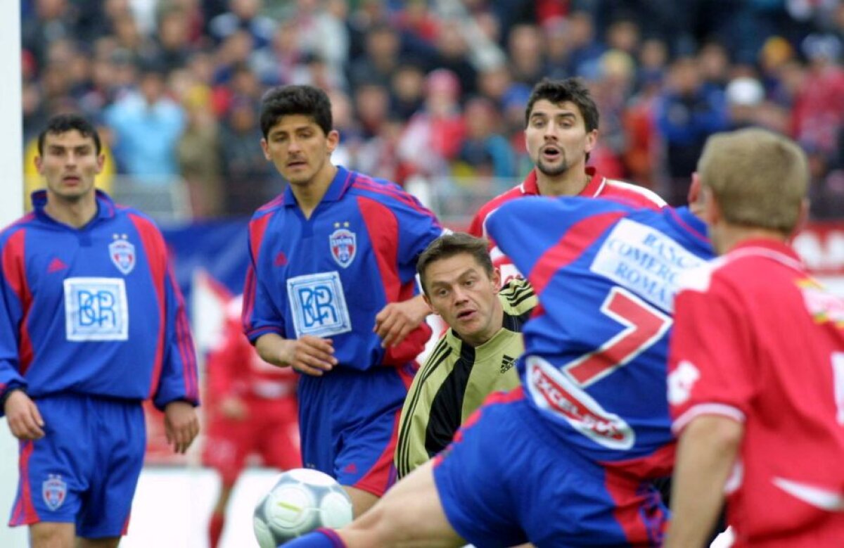 GALERIE FOTO Fără cola, dar cu noroi, torțe sau Hîldan și Adi Ilie pe teren! 50 de imagini care arată ce era cu adevărat un derby în România