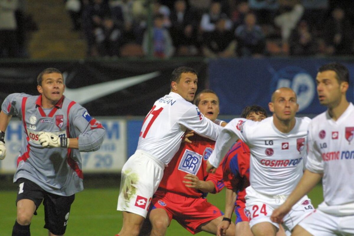 GALERIE FOTO Fără cola, dar cu noroi, torțe sau Hîldan și Adi Ilie pe teren! 50 de imagini care arată ce era cu adevărat un derby în România