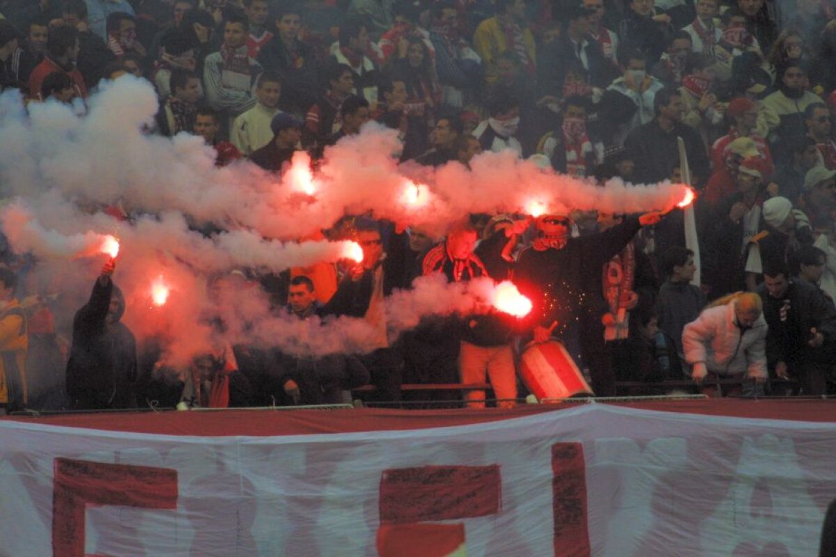 GALERIE FOTO Fără cola, dar cu noroi, torțe sau Hîldan și Adi Ilie pe teren! 50 de imagini care arată ce era cu adevărat un derby în România