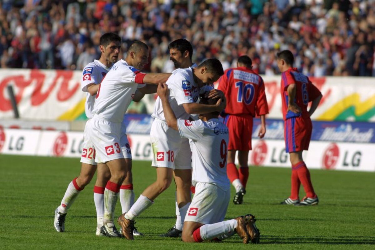 GALERIE FOTO Fără cola, dar cu noroi, torțe sau Hîldan și Adi Ilie pe teren! 50 de imagini care arată ce era cu adevărat un derby în România