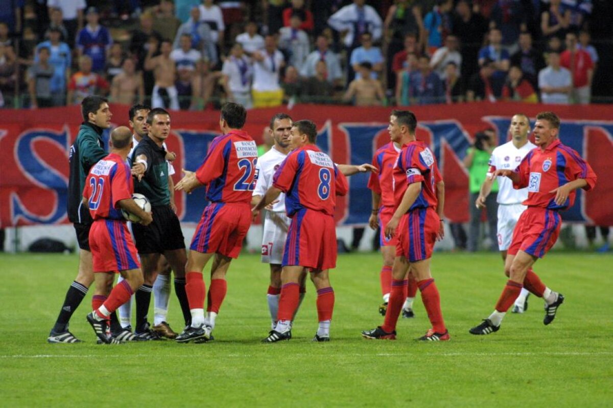 GALERIE FOTO Fără cola, dar cu noroi, torțe sau Hîldan și Adi Ilie pe teren! 50 de imagini care arată ce era cu adevărat un derby în România