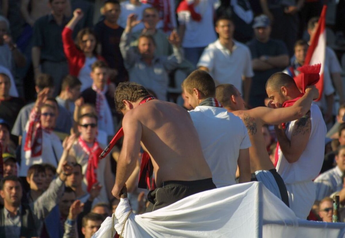 GALERIE FOTO Fără cola, dar cu noroi, torțe sau Hîldan și Adi Ilie pe teren! 50 de imagini care arată ce era cu adevărat un derby în România