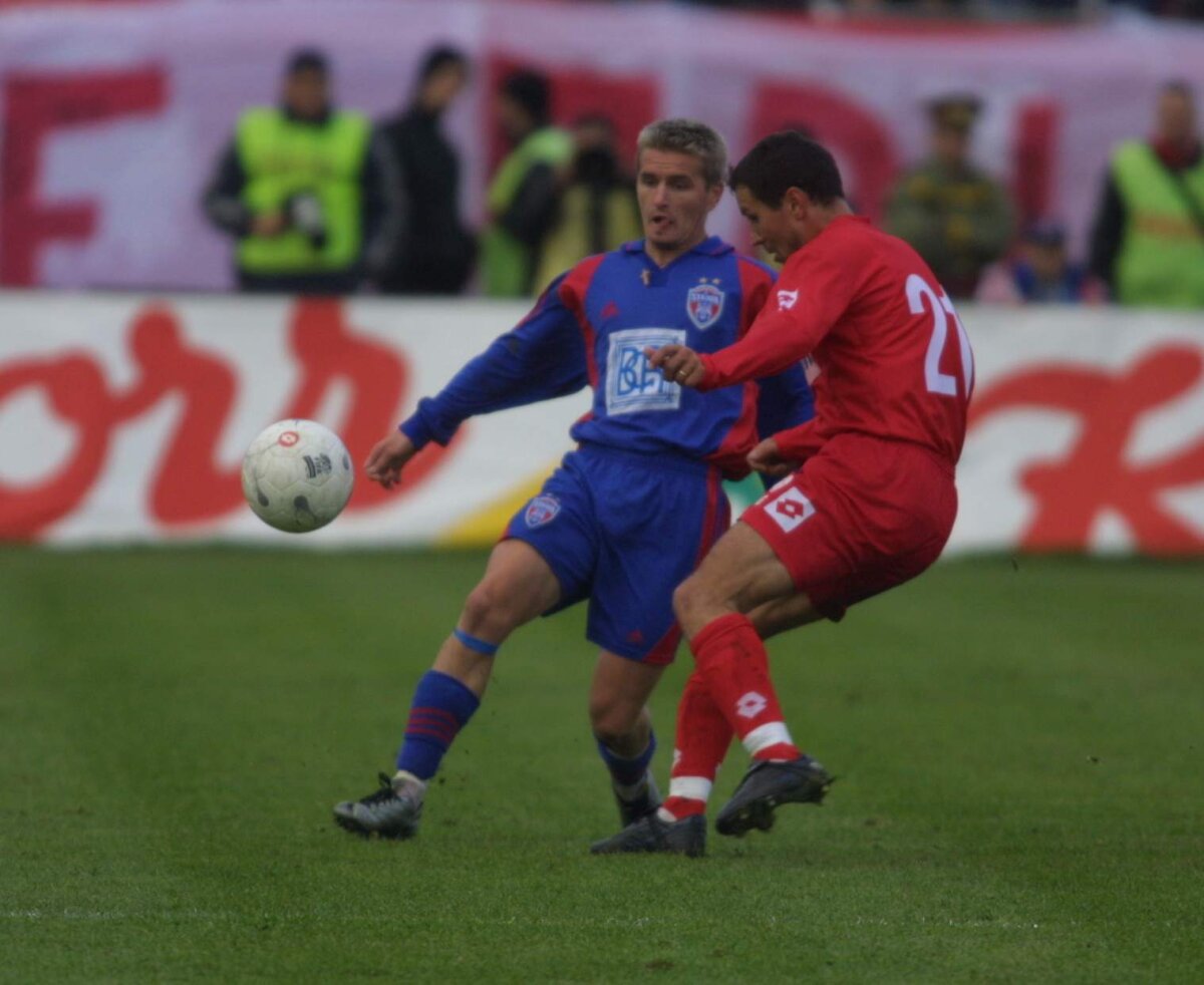 GALERIE FOTO Fără cola, dar cu noroi, torțe sau Hîldan și Adi Ilie pe teren! 50 de imagini care arată ce era cu adevărat un derby în România
