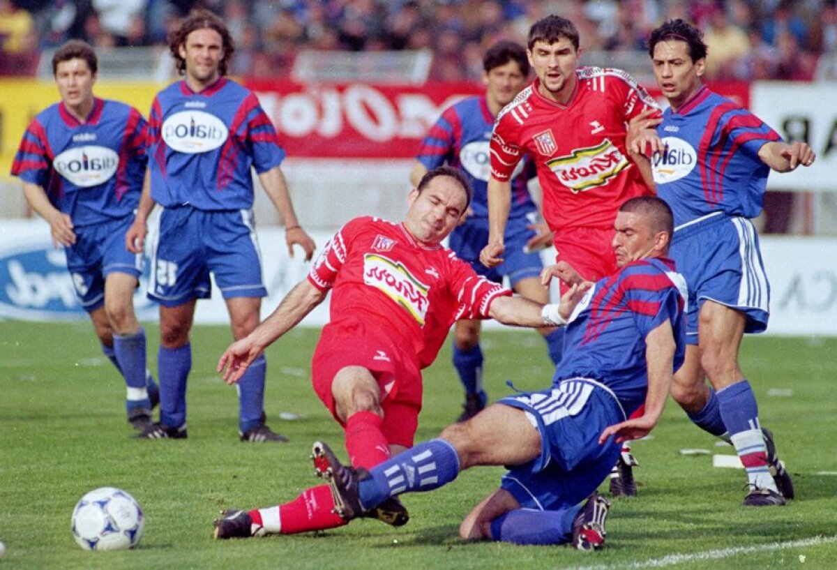 GALERIE FOTO Fără cola, dar cu noroi, torțe sau Hîldan și Adi Ilie pe teren! 50 de imagini care arată ce era cu adevărat un derby în România