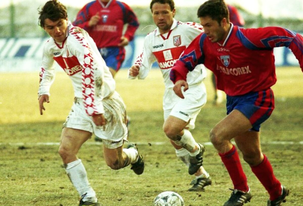 GALERIE FOTO Fără cola, dar cu noroi, torțe sau Hîldan și Adi Ilie pe teren! 50 de imagini care arată ce era cu adevărat un derby în România