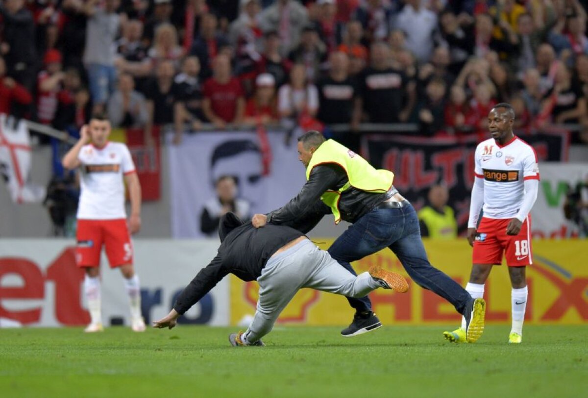 VIDEO + FOTO Ce nu s-a văzut la TV » Incident la Derby, meci întrerupt pentru 60 de secunde. Imagini filmate din tribună