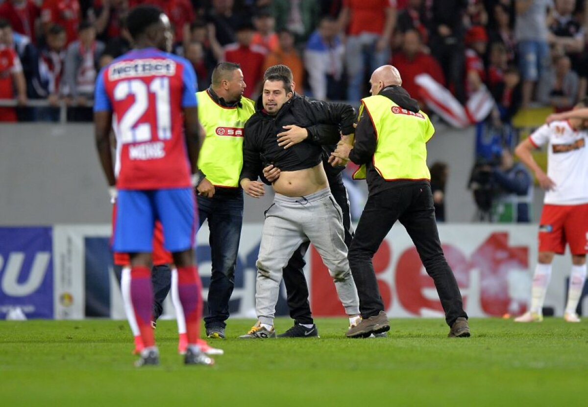 VIDEO + FOTO Ce nu s-a văzut la TV » Incident la Derby, meci întrerupt pentru 60 de secunde. Imagini filmate din tribună