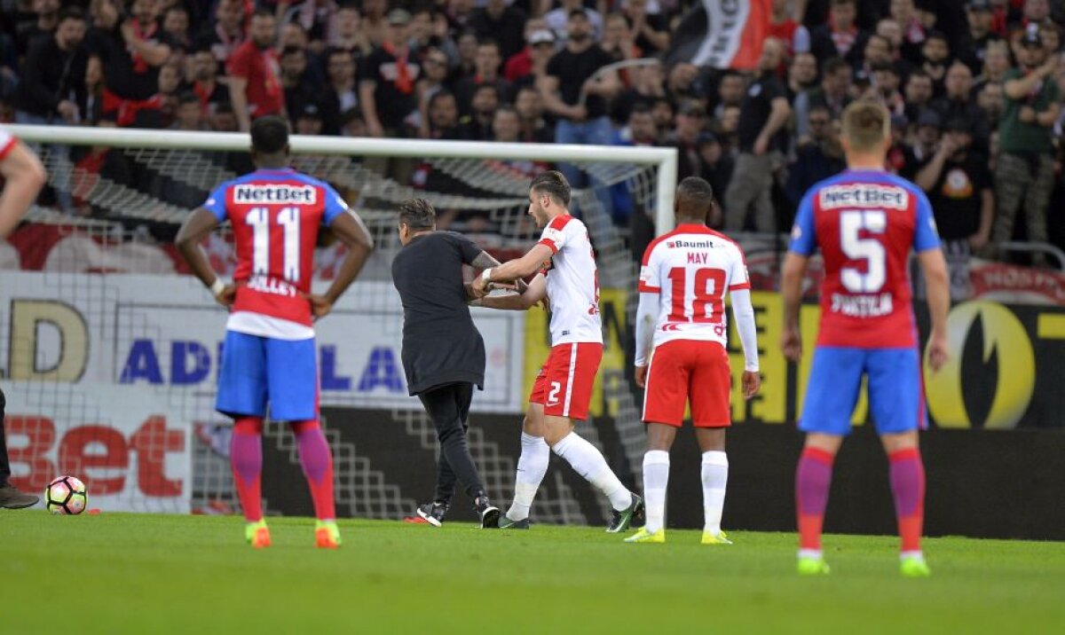 VIDEO + FOTO Ce nu s-a văzut la TV » Incident la Derby, meci întrerupt pentru 60 de secunde. Imagini filmate din tribună