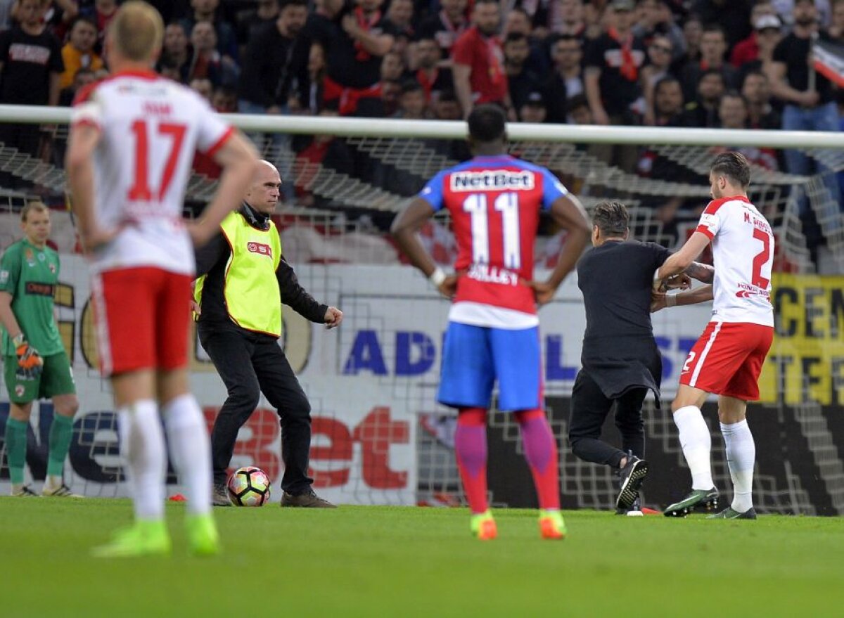 VIDEO + FOTO Ce nu s-a văzut la TV » Incident la Derby, meci întrerupt pentru 60 de secunde. Imagini filmate din tribună