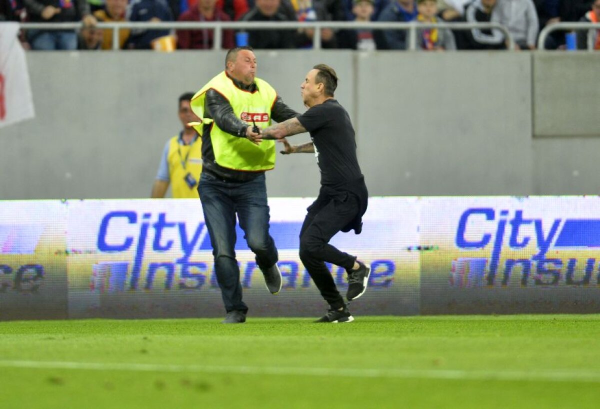 VIDEO + FOTO Ce nu s-a văzut la TV » Incident la Derby, meci întrerupt pentru 60 de secunde. Imagini filmate din tribună