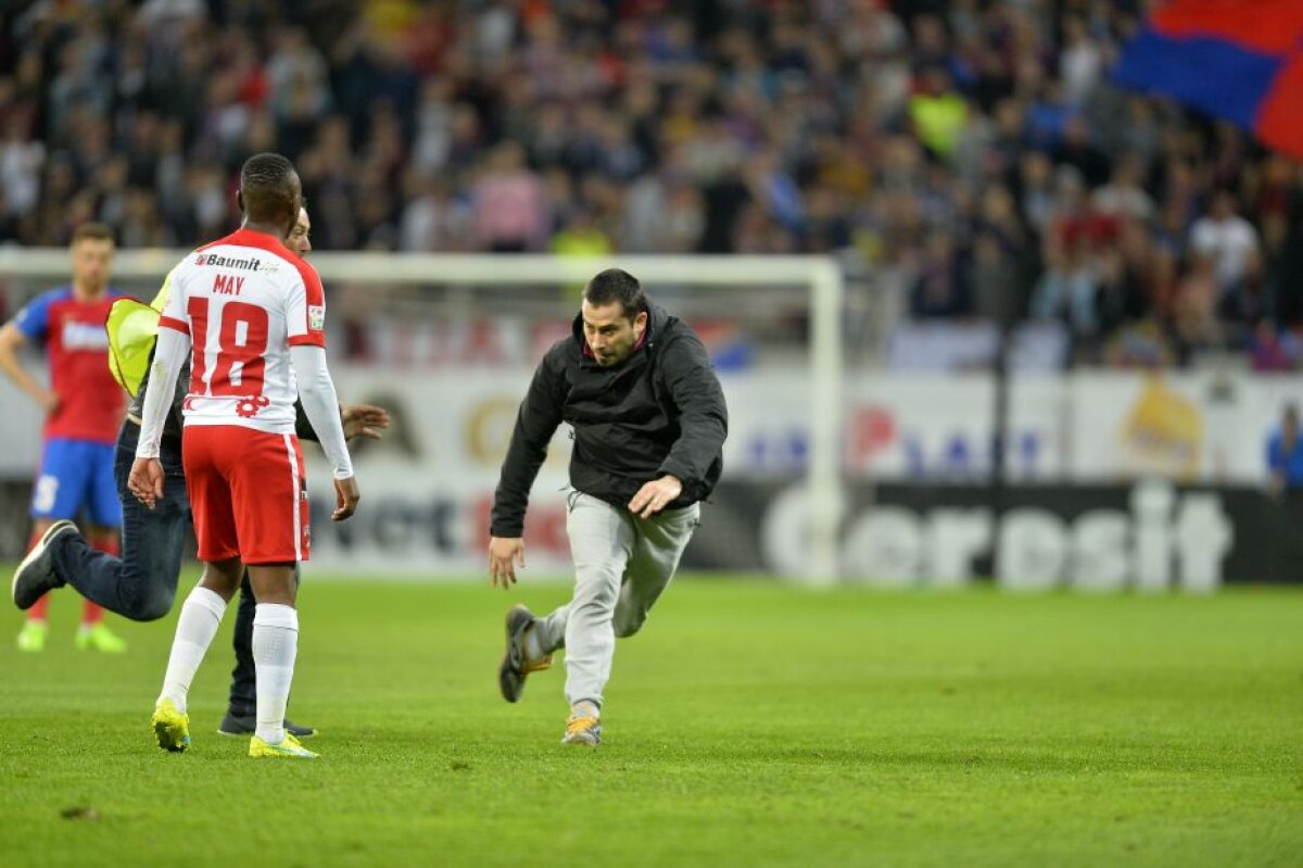 VIDEO + FOTO Ce nu s-a văzut la TV » Incident la Derby, meci întrerupt pentru 60 de secunde. Imagini filmate din tribună