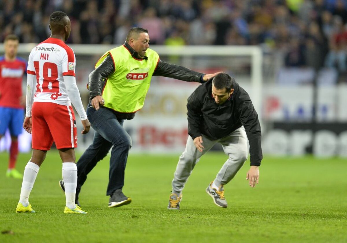 VIDEO + FOTO Ce nu s-a văzut la TV » Incident la Derby, meci întrerupt pentru 60 de secunde. Imagini filmate din tribună