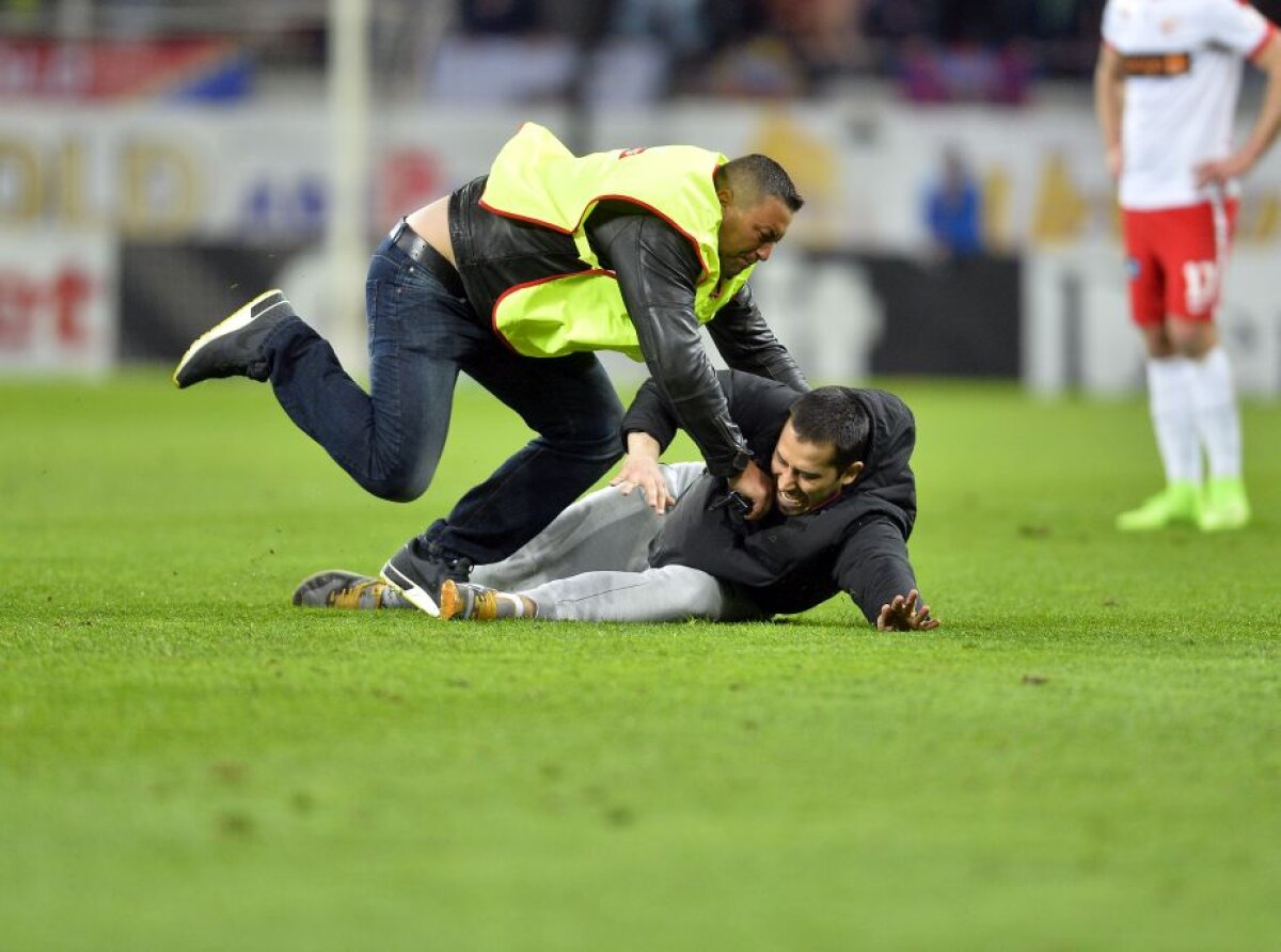 VIDEO + FOTO Ce nu s-a văzut la TV » Incident la Derby, meci întrerupt pentru 60 de secunde. Imagini filmate din tribună