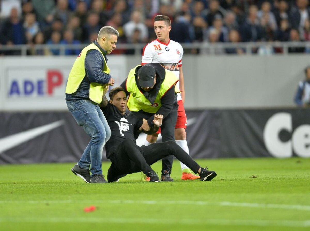 VIDEO + FOTO Ce nu s-a văzut la TV » Incident la Derby, meci întrerupt pentru 60 de secunde. Imagini filmate din tribună