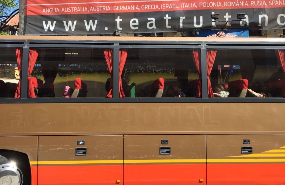 FOTO » Ce-a rămas din istoria ”bancarilor”?! Autocarul lui Gino Iorgulescu duce copiii la teatru :)